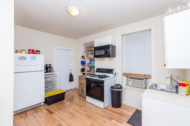 Photo - Wicker Park 1bed/1bath in AMAZING LOCATION! Internet & Laundry Included! Apartment