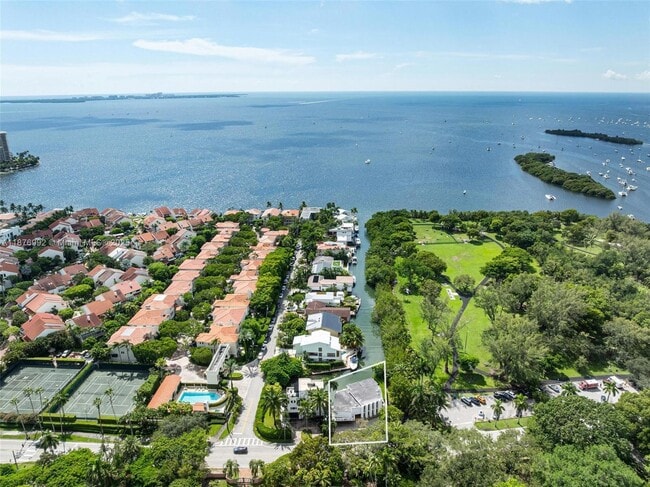 Building Photo - 2120 S Bayshore Dr