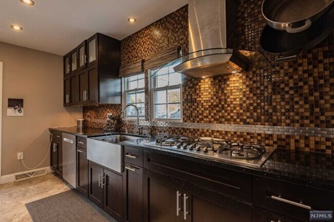 Foto del edificio - 106 Cedarhurst Ave