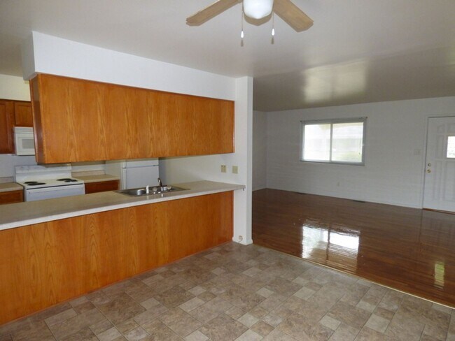 Building Photo - 424 W Cox Drive - Spacious Two Bedroom Ran...