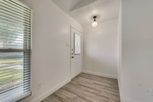 Building Photo - Remodeled Mesquite Home!