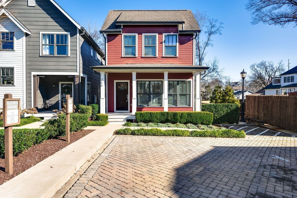Primary Photo - Great 3BE/2.5BA cottage home in popular Ri...