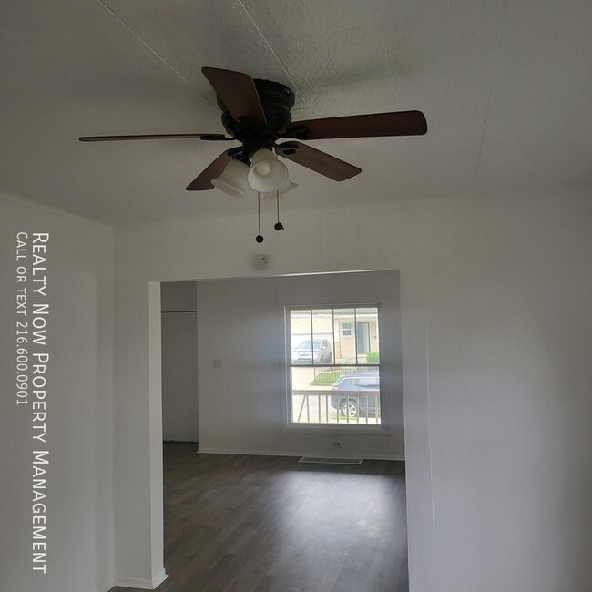 Foto del edificio - 845 Royal Rd