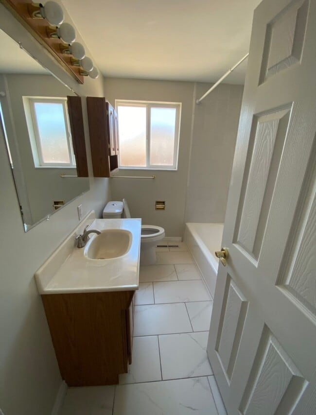 Building Photo - Spacious 4 Bed 2 Bath Home in Roy, UT with Fully Fenced Yard