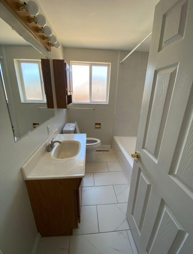 Foto del edificio - Spacious 4 Bed 2 Bath Home in Roy, UT with Fully Fenced Yard