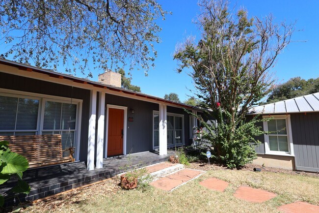 Building Photo - Rare opportunity for amazing Hill Country ...