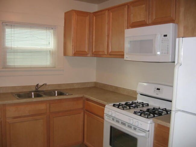 Building Photo - House with large yard near the UC Davis Me...