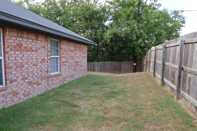 Side Yard - 3607 Woodrow Dr