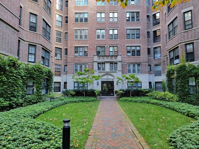 Building Photo - 988 Memorial Dr