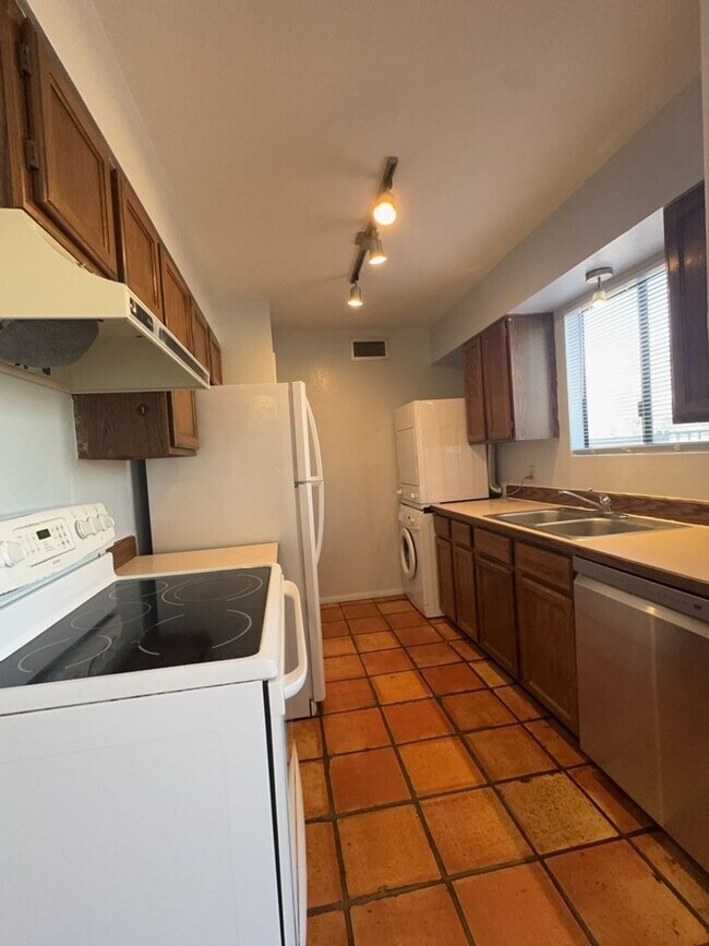 Building Photo - 2 bedroom 1 bath condo with washer and dryer