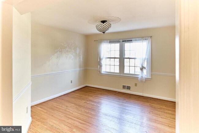 Foto del edificio - 2423 Falls Pl Ct