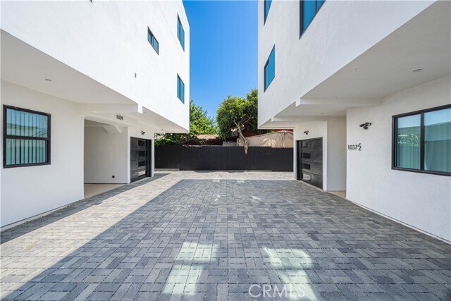 Foto del edificio - 1039 W 43rd St