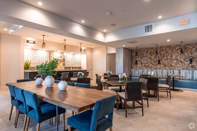Clubroom comunitario con comedor - Hamilton at Garden Valley