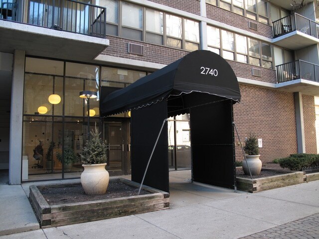 Primary Photo - 2740 N Pine Grove Ave