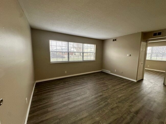 Building Photo - 1450 Meadowview Dr