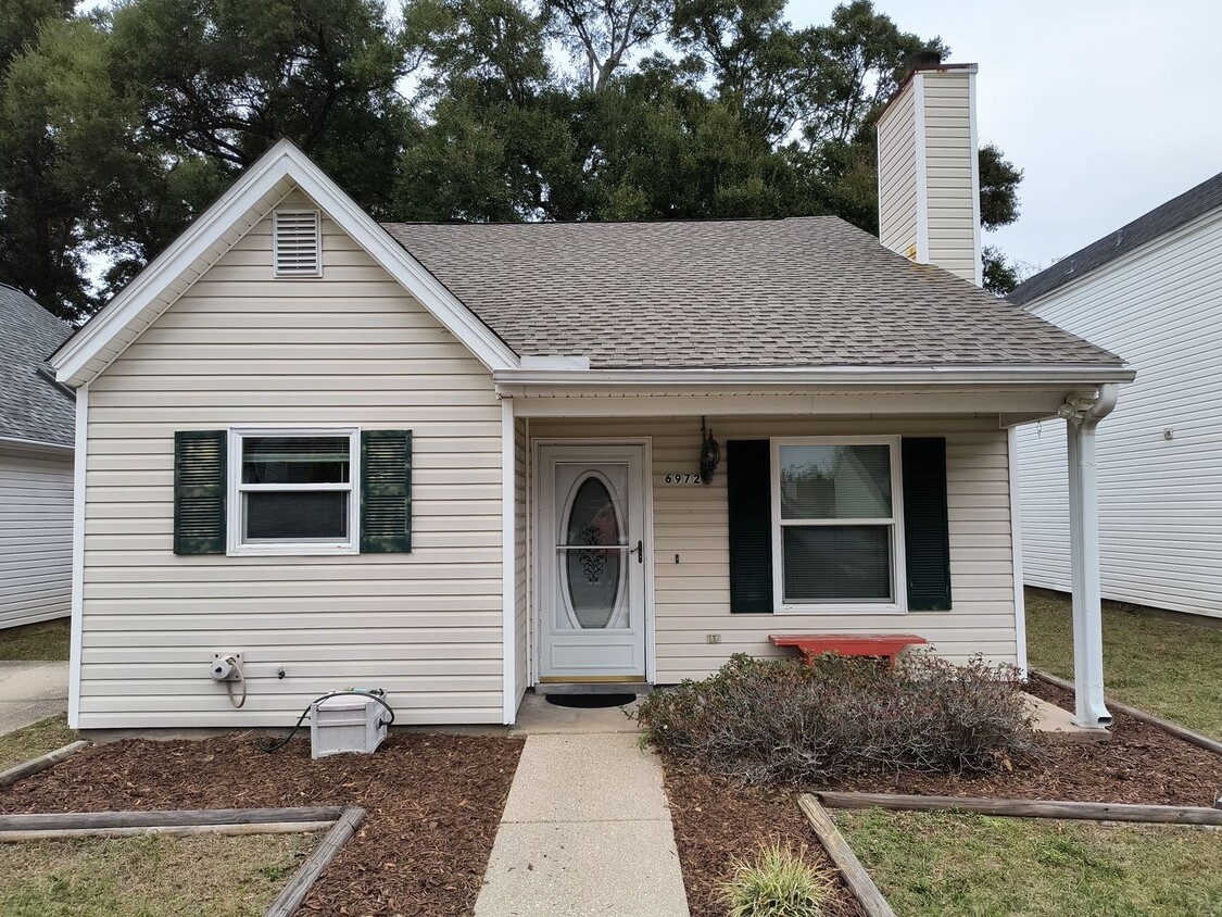 Building Photo - LOVELY 2 Bedroom Home