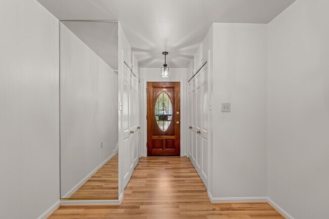 Foto del edificio - Renovated 3-Level Luxury Townhome with Private Garage Near The Wharf