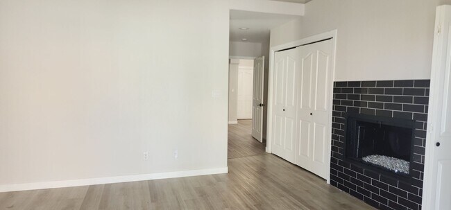 Building Photo - Spacious 4-bedroom Home Available in Deser...