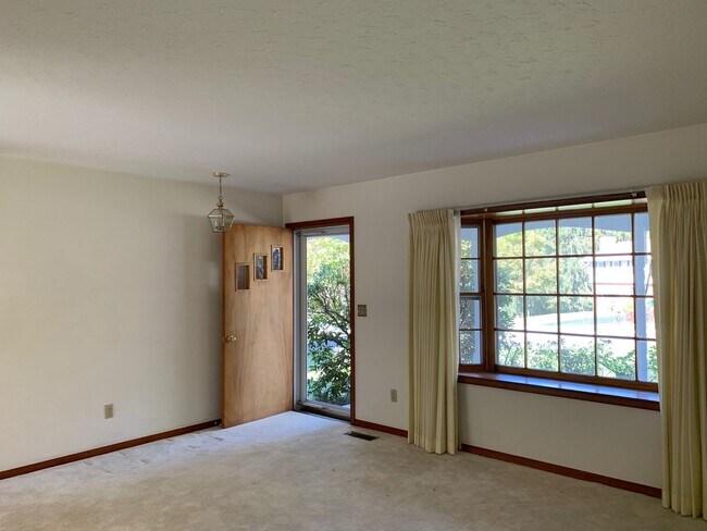 Building Photo - *RE-RENTAL* 3 Bedroom, 1.5 Bath House
