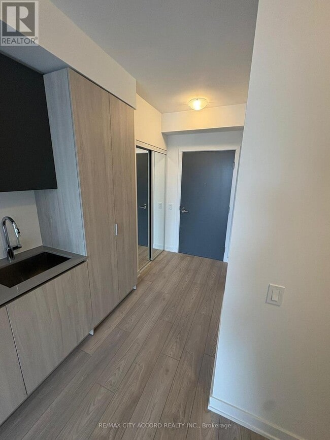 Building Photo - 5858 Yonge St