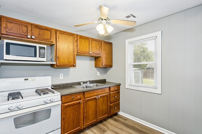Building Photo - 2925 E Maplewood Dr