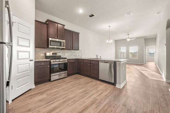 Foto del edificio - GORGEOUS 3 BEDROOM DUPLEX LOCATED IN CONVERSE, TX!