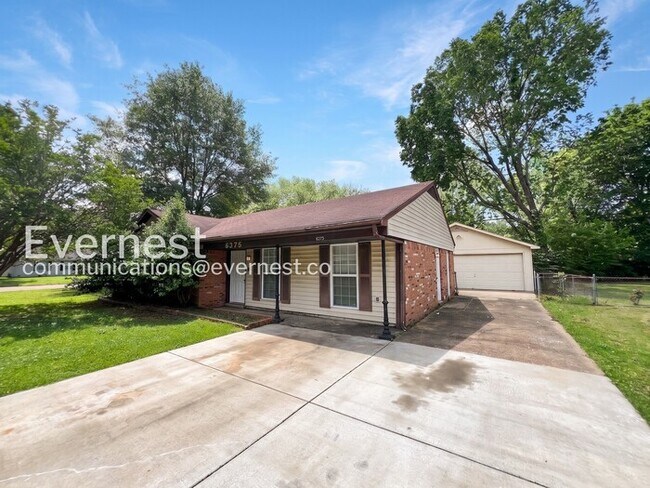 Foto del edificio - 3 Bed/1.5 Bath Home with Garage / Pet-Friendly / Coming Soon!