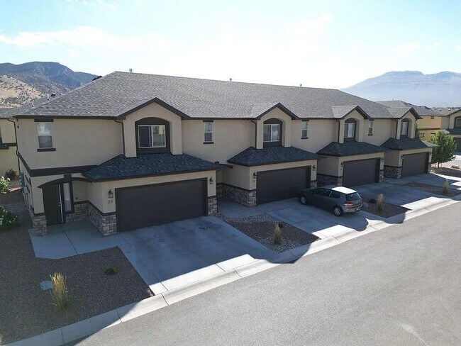 Foto del edificio - Bright and Spacious 3 Bedroom Townhome.