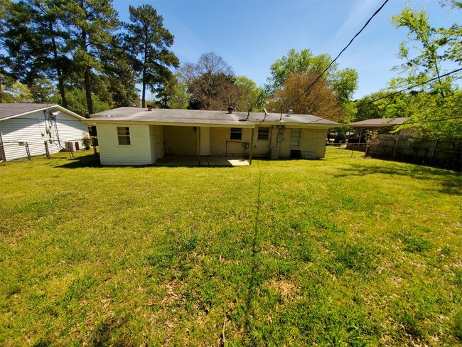 Building Photo - 9130 Southwood Dr