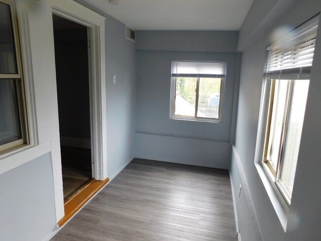 Building Photo - Private Entry Upper Level of Duplex
