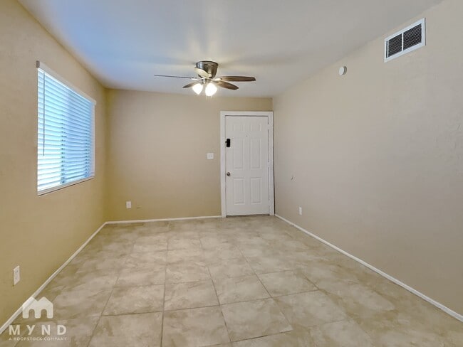 Foto del edificio - 1702 E Cambridge Ave