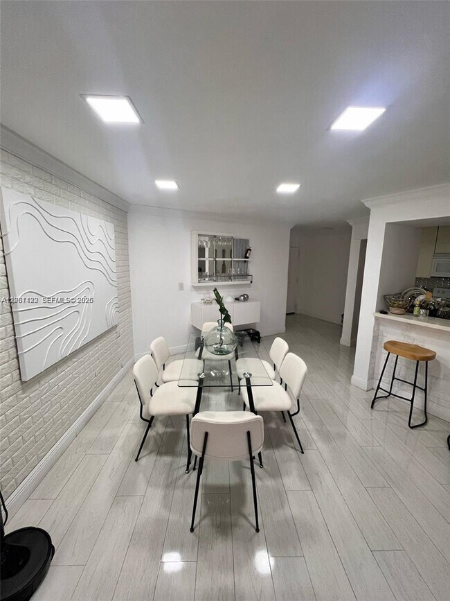 Foto del edificio - 6955 NW 186th St
