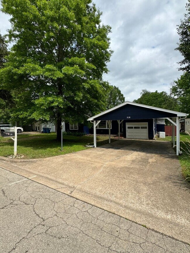 Foto del edificio - 3 bedroom/2 bath house