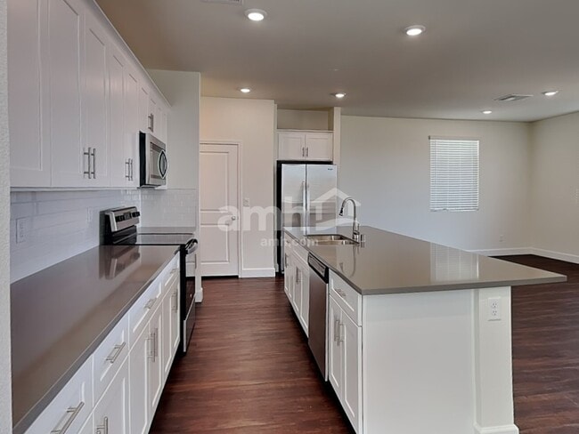 Building Photo - 872 Longwood Gdns St