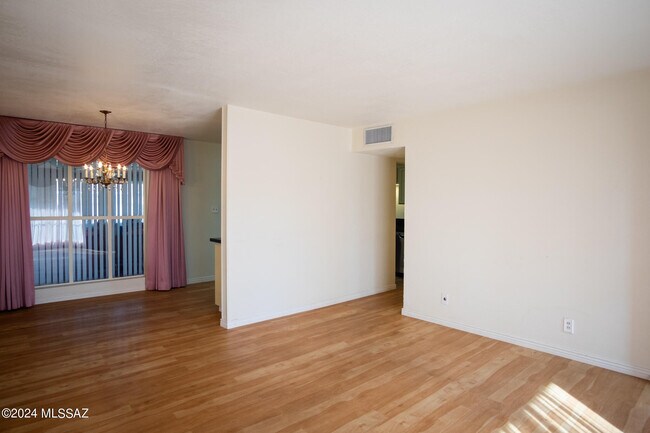Building Photo - 1009 S Duquesne Dr