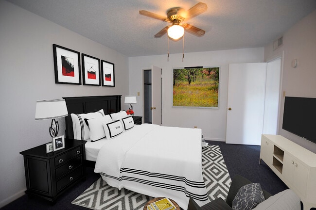 Master bedroom - 1126 Hollow Creek Dr