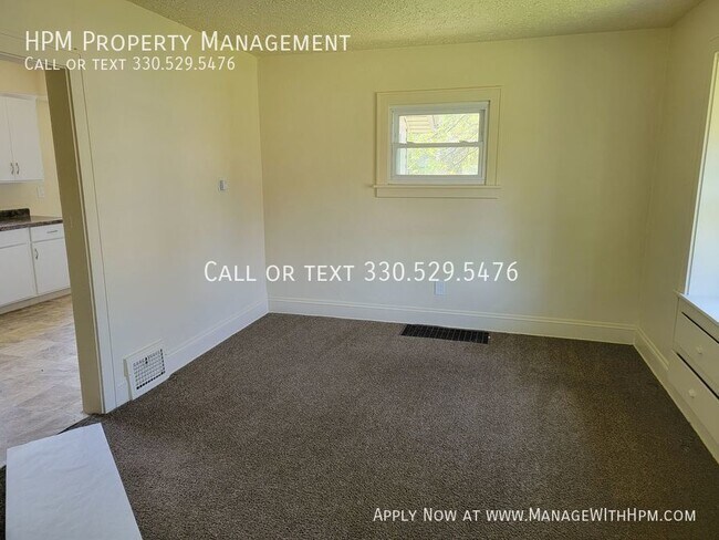 Building Photo - 2 bedroom 1.5 bath house in Akron