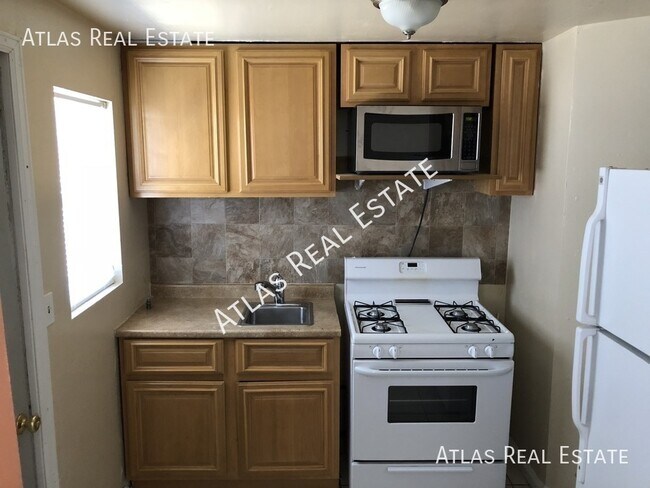 Foto del edificio - 1 Bedroom Apartment with a FENCED IN BACKY...
