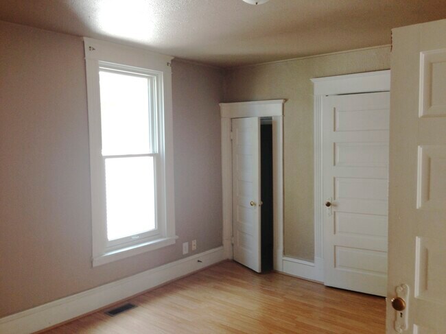 Building Photo - 1406 W Spofford Ave