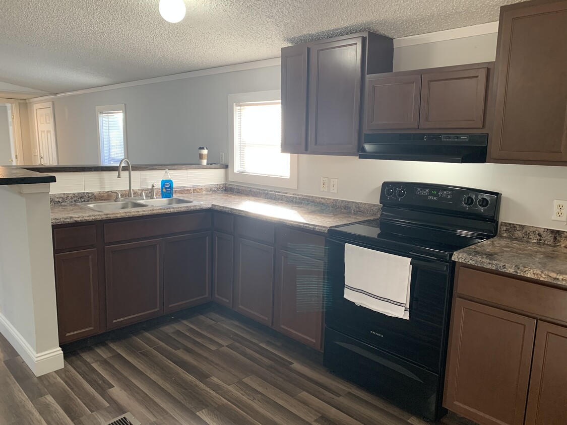 EAT IN KITCHEN WITH NEW APPLIANCES! - 154 NW Alpata Ct