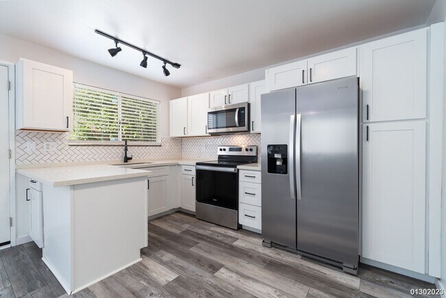 Building Photo - Newly renovated and Contemporary 3BR/2.5BA...