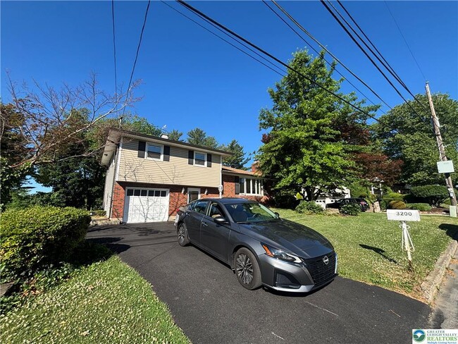 Building Photo - 3200 Highland Dr
