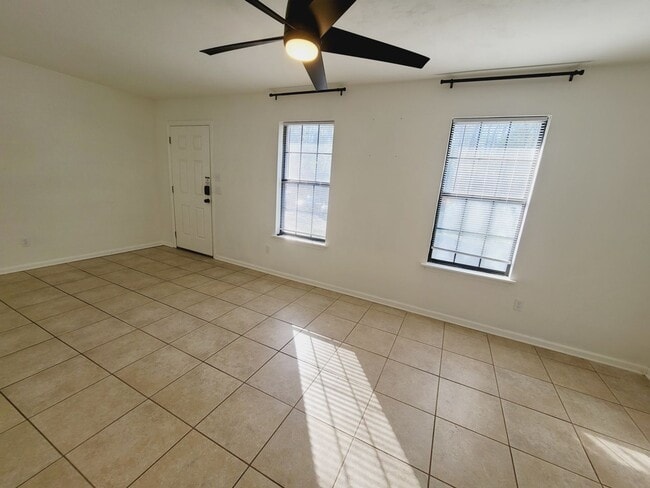 Building Photo - CLASSY NE 2/1.5 w/ Vaulted Ceilings, Privacy Fenced Yard, Washer/Dryer, & Walk in Closets! Availa...