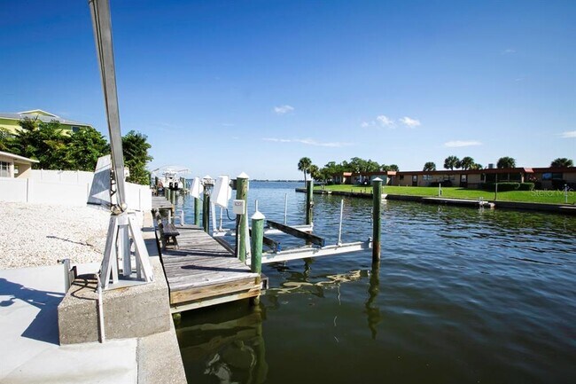 Building Photo - 3615 Royal Palm Dr