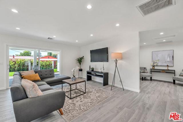 Foto del edificio - 24114 Gilmore St