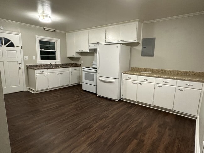 Building Photo - NEW TO MARKET: Spacious 2 bedroom apartment