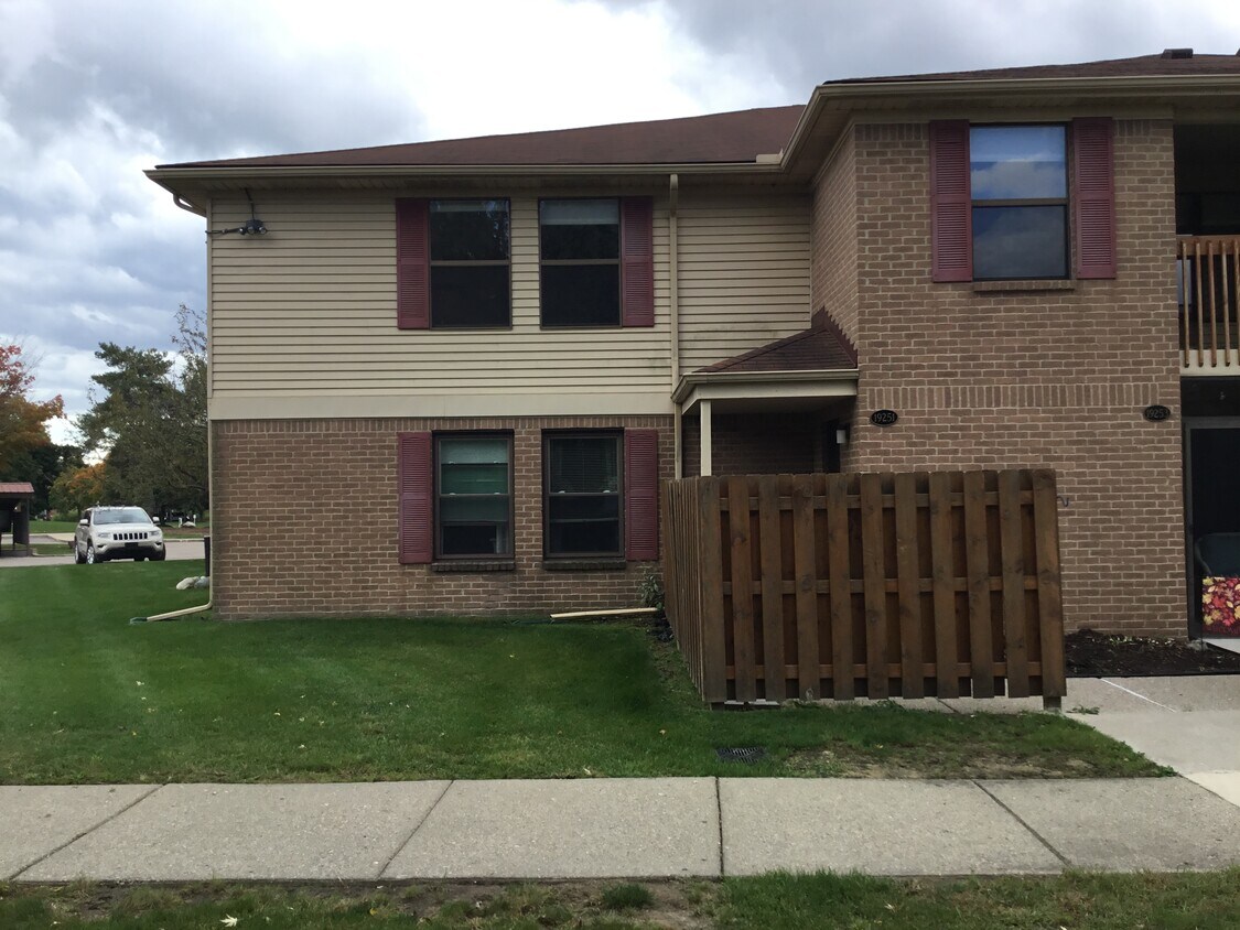 Foto principal - 19251 Surrey Ln