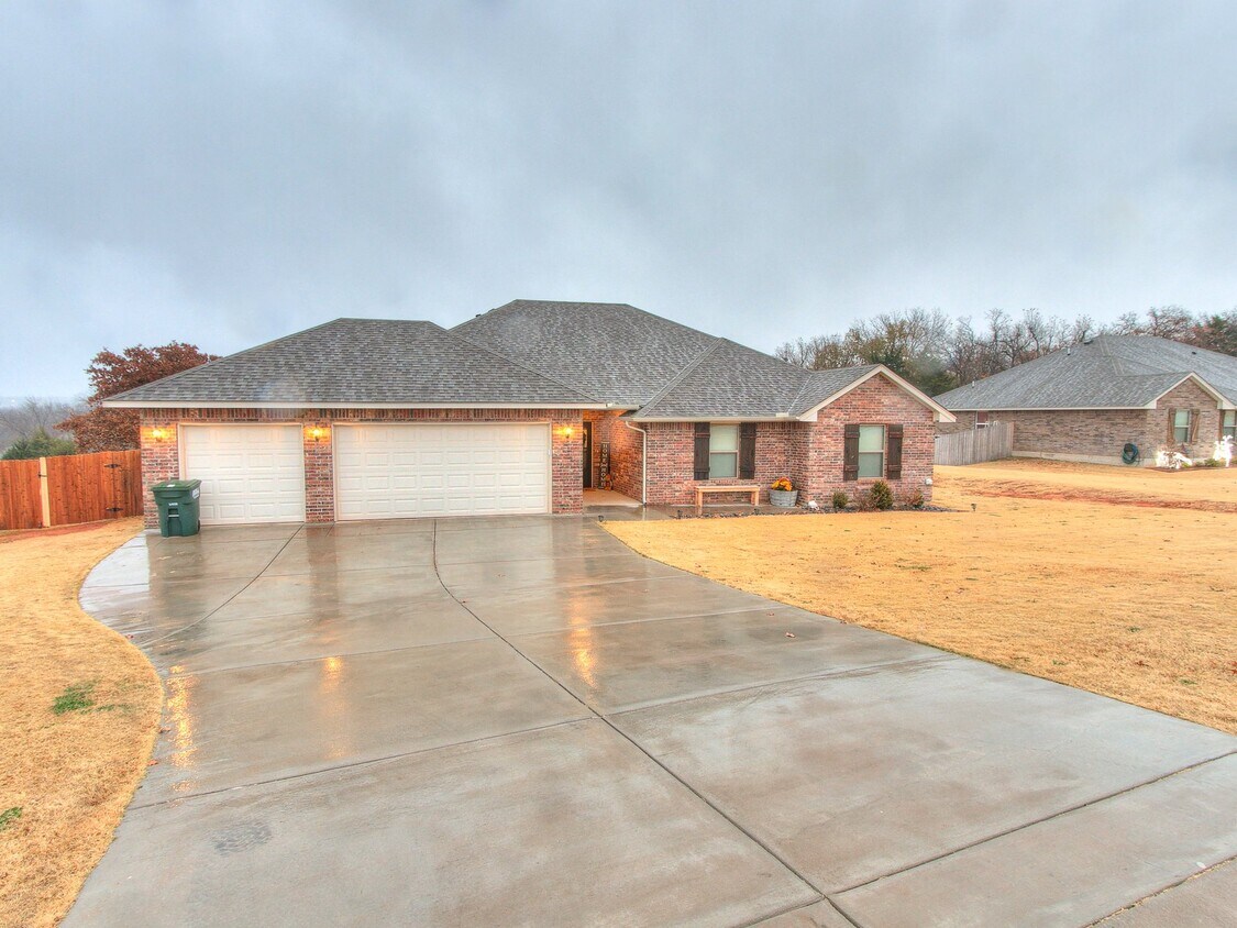 9600 Country Side Ln, Guthrie, OK 73044 House Rental in Guthrie, OK