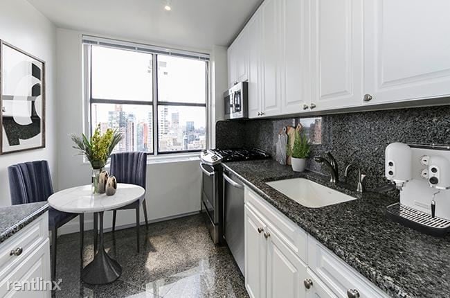 Building Photo - 15 W 60th St
