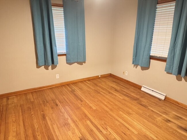 Foto del edificio - Beautiful 2 BR house in Bloomington. 1.5 bathroom